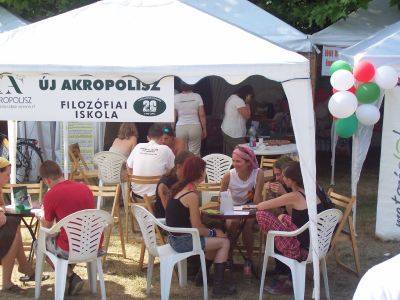 Napközben a sátrunknál Napközben a sátrunknál