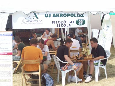 Az Új Akropolisz sátoránál Az Új Akropolisz sátoránál